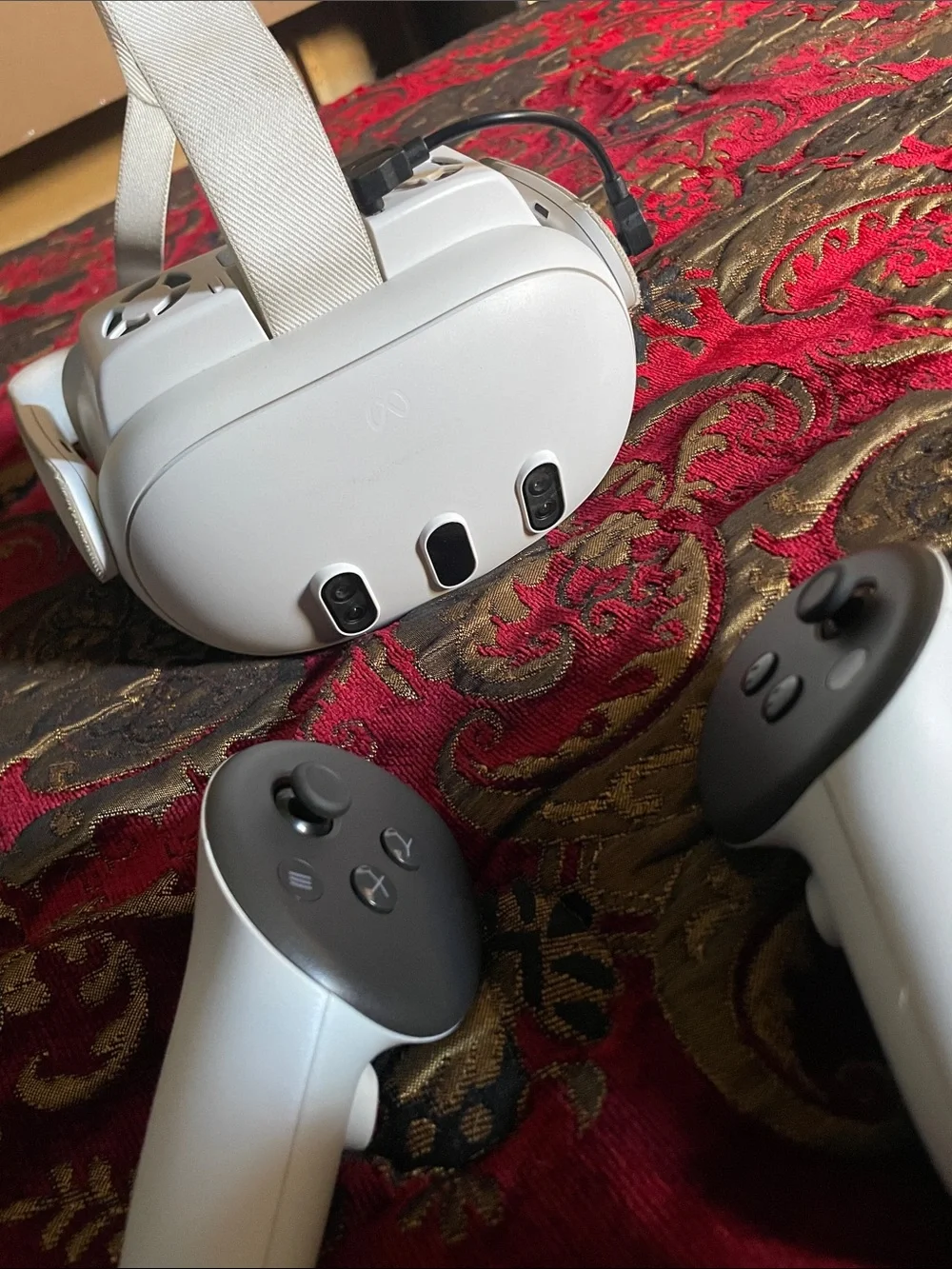 Quest 2 White Standalone VR Headset with White Touch Controllers